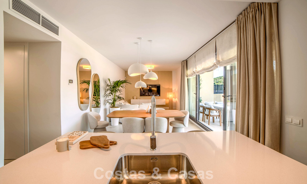 Nieuwbouwappartementen met avant-gardist ontwerp te koop, frontlijn golf in Casares, Costa del Sol 799011