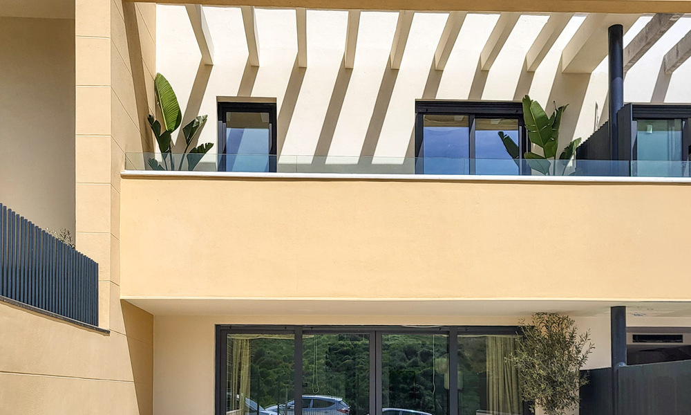 Nieuwbouwappartementen met avant-gardist ontwerp te koop, frontlijn golf in Casares, Costa del Sol 799012