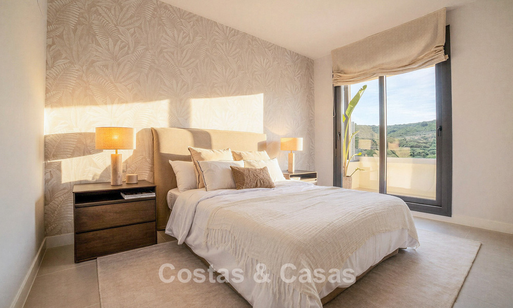 Nieuwbouwappartementen met avant-gardist ontwerp te koop, frontlijn golf in Casares, Costa del Sol 799014
