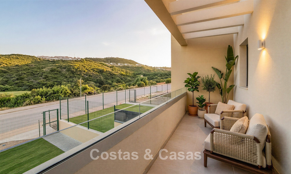 Nieuwbouwappartementen met avant-gardist ontwerp te koop, frontlijn golf in Casares, Costa del Sol 799015