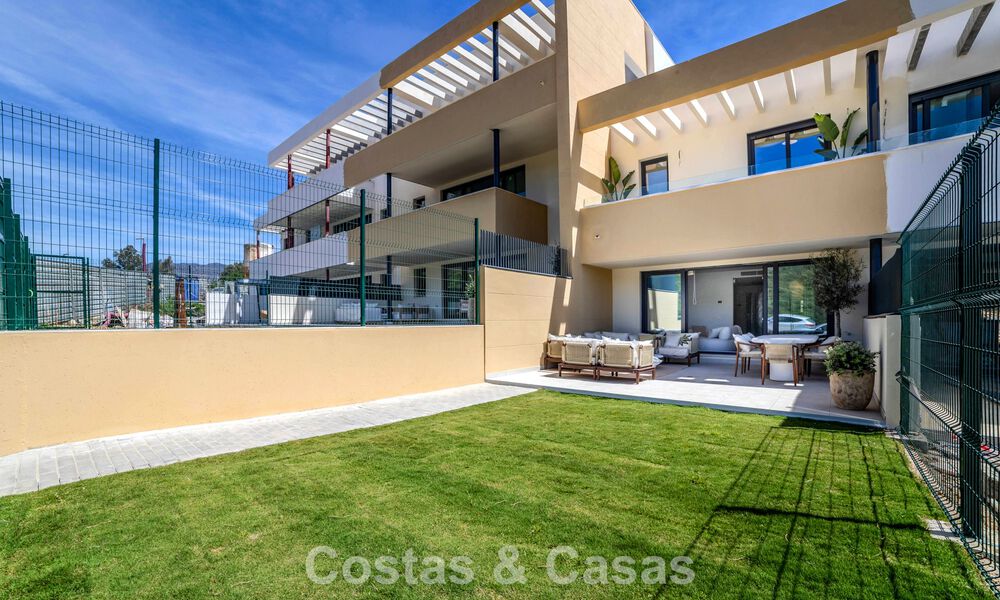 Nieuwbouwappartementen met avant-gardist ontwerp te koop, frontlijn golf in Casares, Costa del Sol 799021