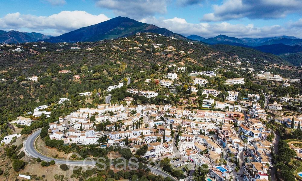 Pittoresk rijhuis met zeezicht en gastenstudio te koop in een gated community in de heuvels van Marbella - Benahavis 65976