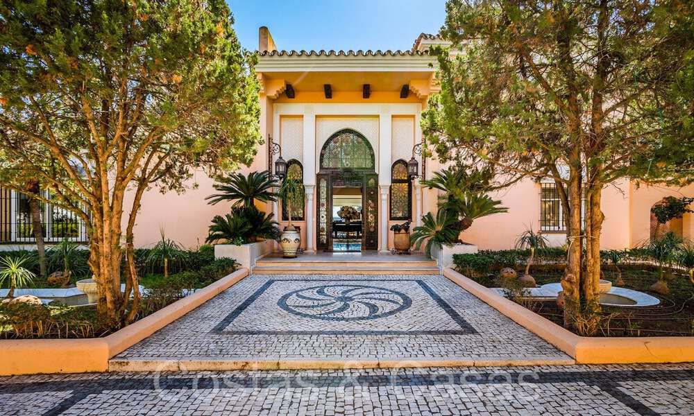 Andalusische villa direct aan het strand te koop, op de New Golden Mile tussen Marbella en Estepona 66310