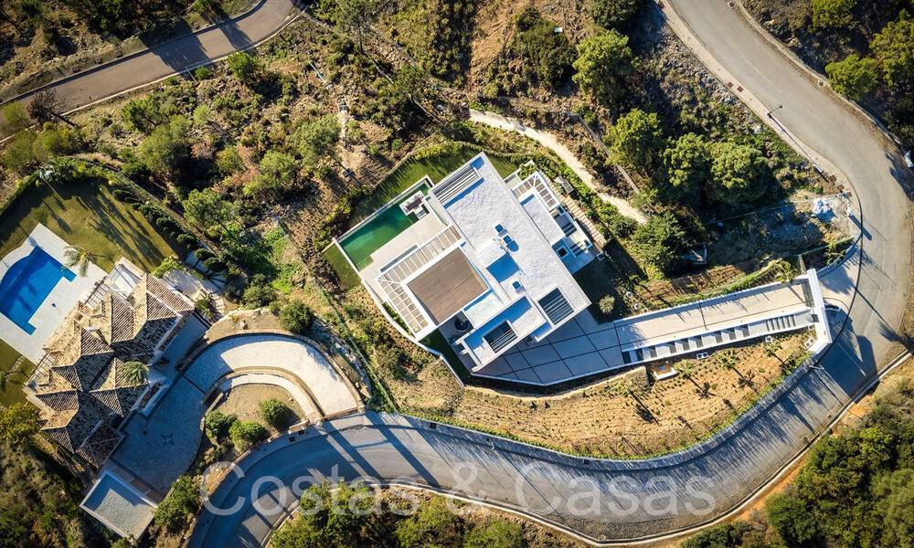 Nieuwe, architectonische villa te koop in een beveiligde urbanisatie in Marbella - Benahavis 66522
