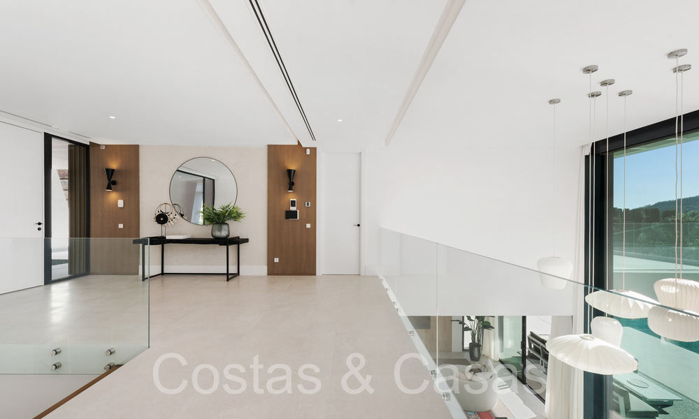 Nieuwe, architectonische villa te koop in een beveiligde urbanisatie in Marbella - Benahavis 66523