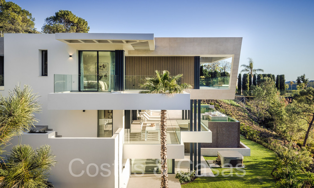 Nieuwe, architectonische villa te koop in een beveiligde urbanisatie in Marbella - Benahavis 66524