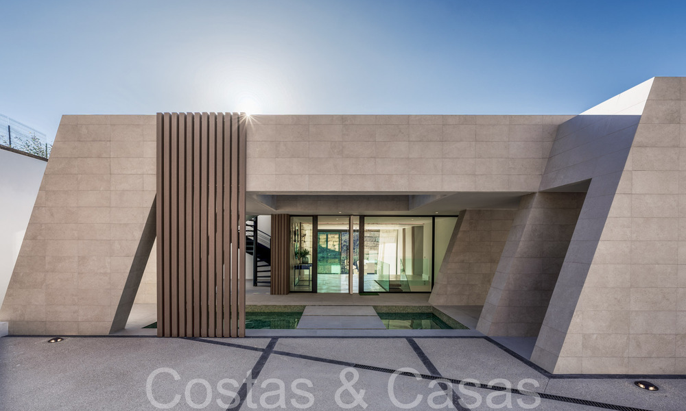 Nieuwe, architectonische villa te koop in een beveiligde urbanisatie in Marbella - Benahavis 66525