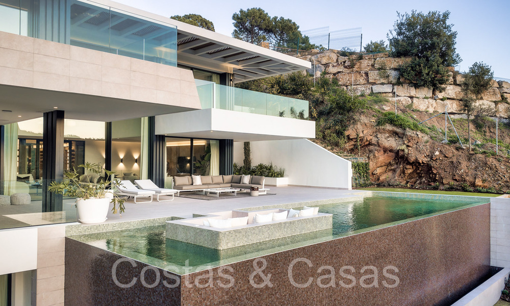Nieuwe, architectonische villa te koop in een beveiligde urbanisatie in Marbella - Benahavis 66529