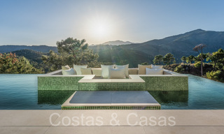 Nieuwe, architectonische villa te koop in een beveiligde urbanisatie in Marbella - Benahavis 66530 