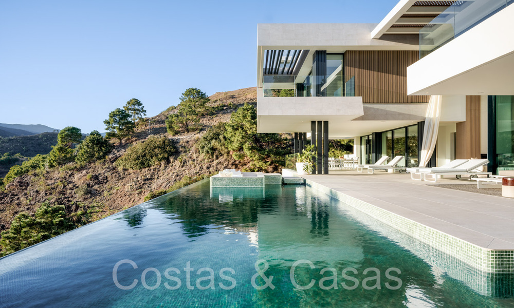 Nieuwe, architectonische villa te koop in een beveiligde urbanisatie in Marbella - Benahavis 66531