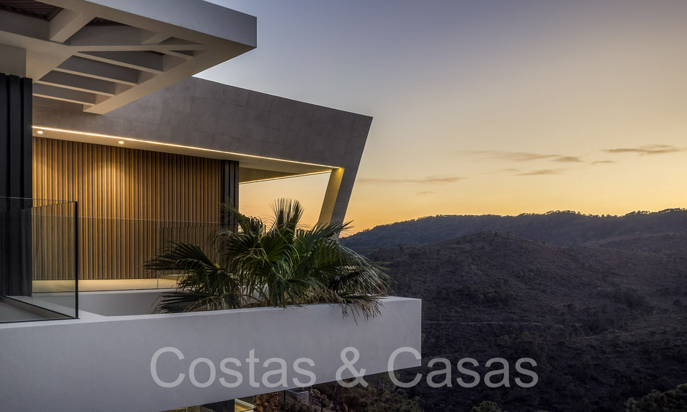 Nieuwe, architectonische villa te koop in een beveiligde urbanisatie in Marbella - Benahavis 66535