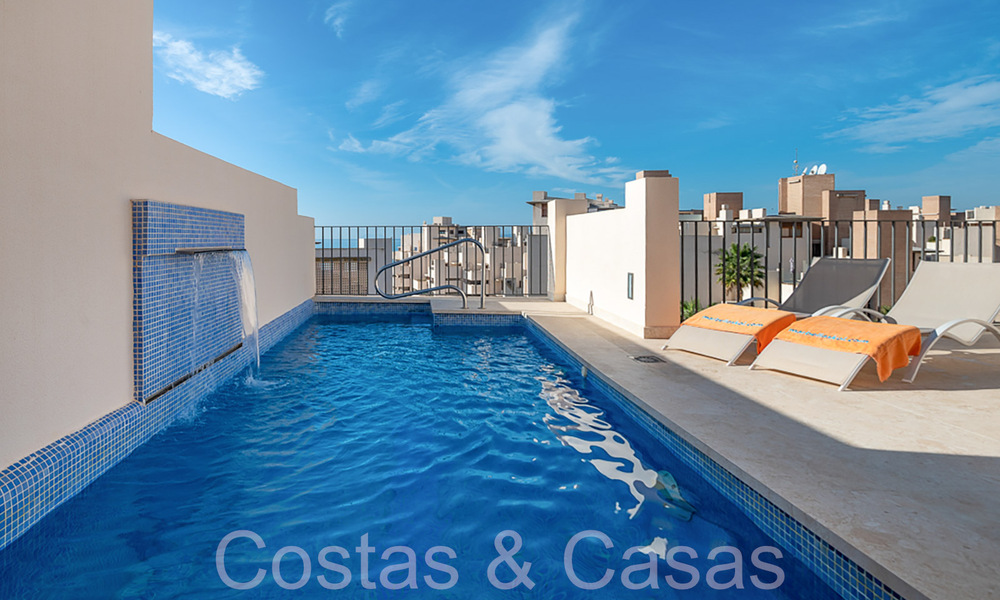 Contemporain duplex penthouse te koop in een eerstelijnsstrand complex met eigen zwembad tussen Marbella en Estepona 66576