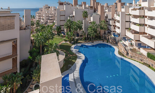 Contemporain duplex penthouse te koop in een eerstelijnsstrand complex met eigen zwembad tussen Marbella en Estepona 66578 