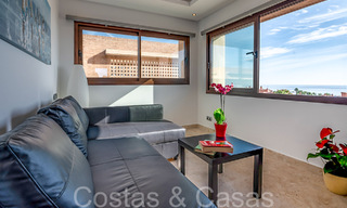 Contemporain duplex penthouse te koop in een eerstelijnsstrand complex met eigen zwembad tussen Marbella en Estepona 66595 