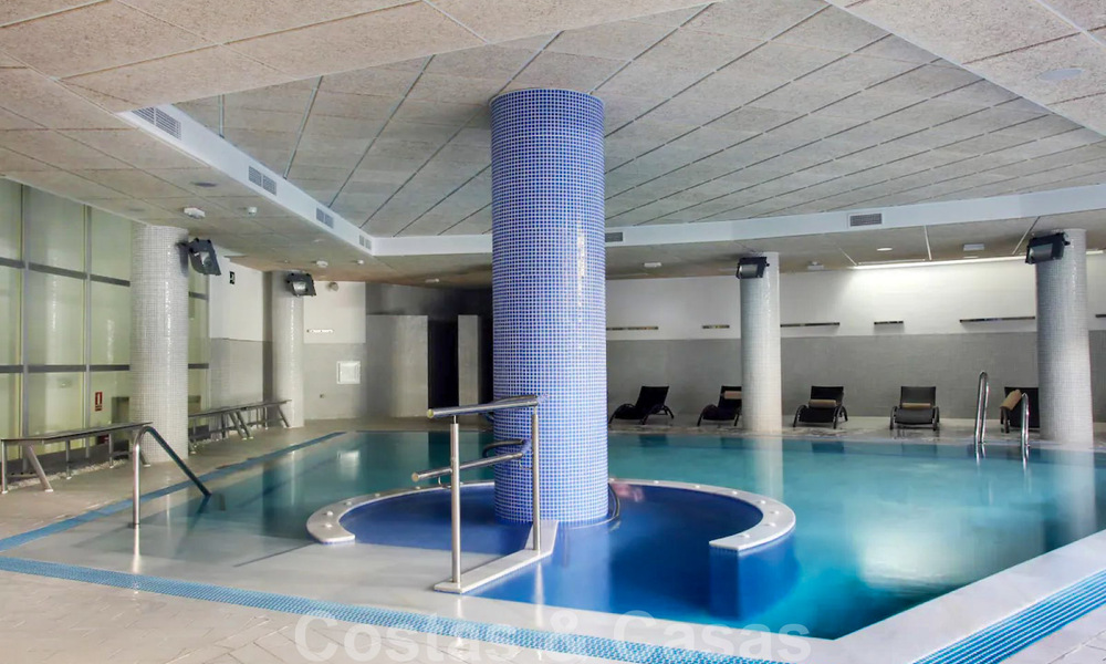 Contemporain duplex penthouse te koop in een eerstelijnsstrand complex met eigen zwembad tussen Marbella en Estepona 66648