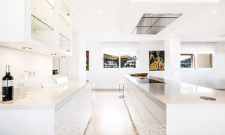 Prachtig dubbel penthouse met zeezicht te koop in een 5-sterren complex in Nueva Andalucia, Marbella 66684 