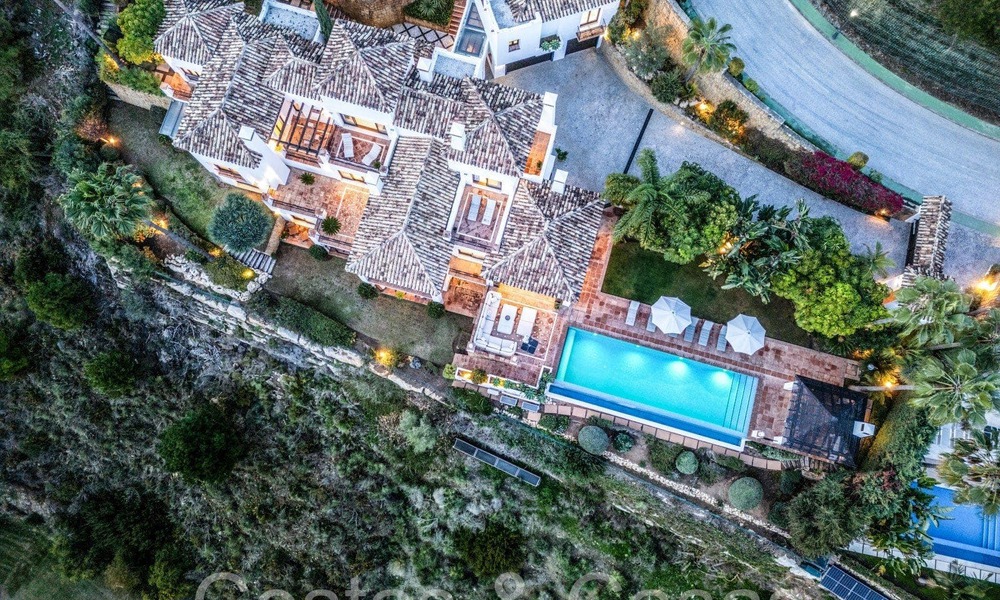Mediterrane luxevilla te koop met golf- en zeezicht in een gated urbanisatie in La Quinta, Marbella - Benahavis 66700
