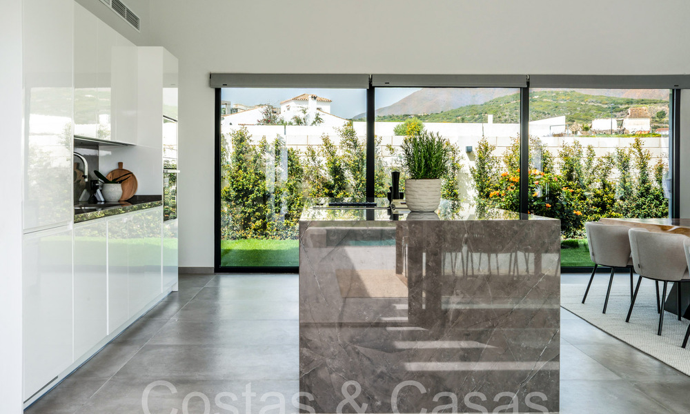 Stijlvolle, moderne gelijkvloerse luxevilla te koop in een golfomgeving nabij Estepona centrum 66764