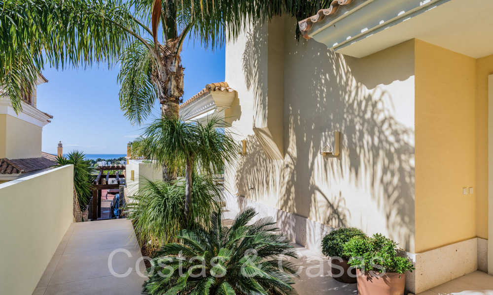 Spaanse, halfvrijstaande luxevilla met zeezicht te koop in de afgeschermde golfgemeenschap van Santa Clara in Oost Marbella 67046