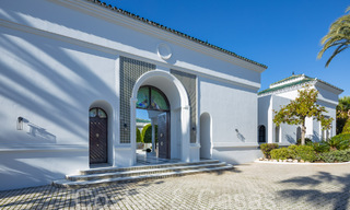 Paleiselijke villa met Moors-Andalusische bouwstijl te koop, omringd door golfbanen in Nueva Andalucia’s golfvallei, Marbella 67091 