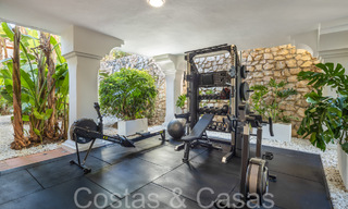 Paleiselijke villa met Moors-Andalusische bouwstijl te koop, omringd door golfbanen in Nueva Andalucia’s golfvallei, Marbella 67110 