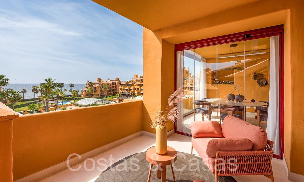 Hoogwaardig gerenoveerd luxe appartement te koop in een eerstelijnsstrand complex aan zee op de New Golden Mile, Marbella - Estepona 67254