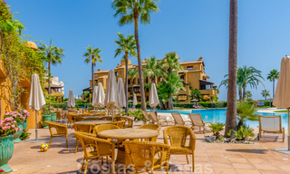 Hoogwaardig gerenoveerd luxe appartement te koop in een eerstelijnsstrand complex aan zee op de New Golden Mile, Marbella - Estepona 67322 