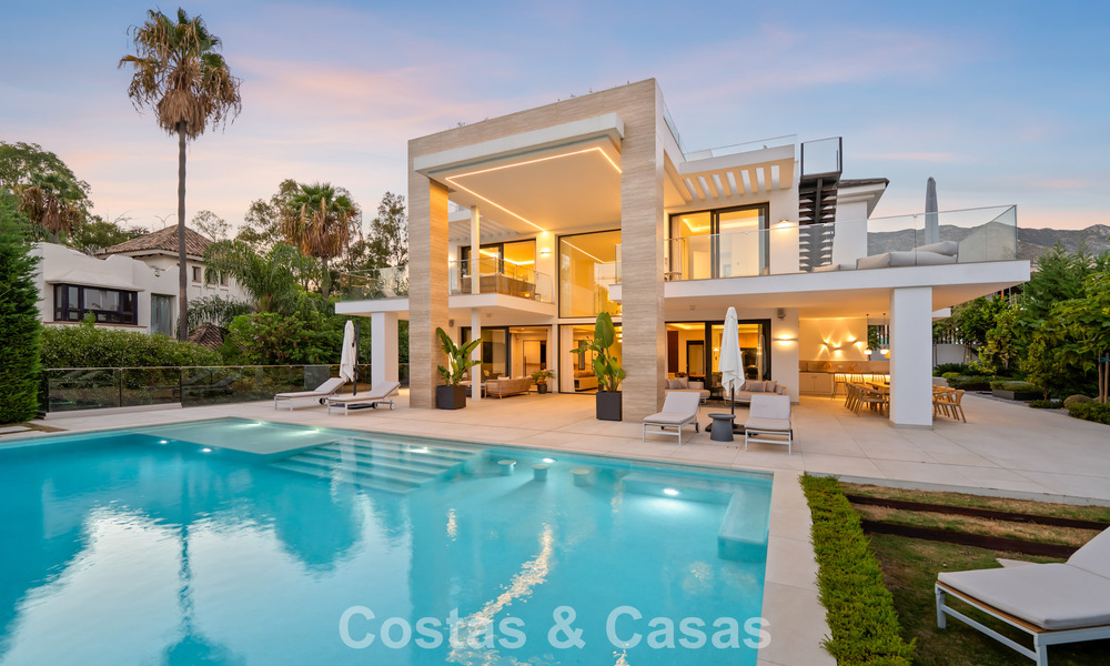 Modernistische luxevilla te koop in een exclusieve, afgeschermde woonwijk op de Golden Mile van Marbella 787675