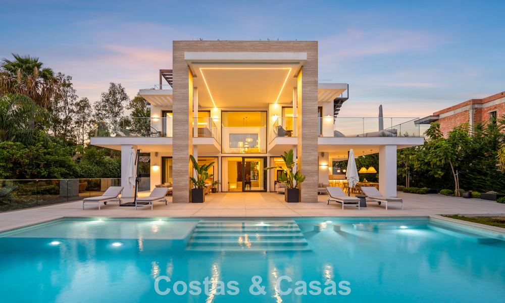 Modernistische luxevilla te koop in een exclusieve, afgeschermde woonwijk op de Golden Mile van Marbella 787676