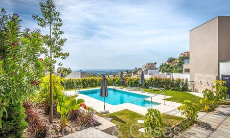Gloednieuw luxe appartement te koop aan een idyllisch meer met zeezicht in Nueva Andalucia, Marbella 67782