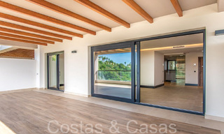 Gloednieuw luxe appartement te koop aan een idyllisch meer met zeezicht in Nueva Andalucia, Marbella 67783 