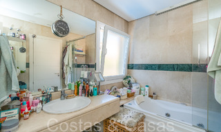 Ruim en licht duplex penthouse te koop gelegen in Nueva Andalucia, Marbella 67993 