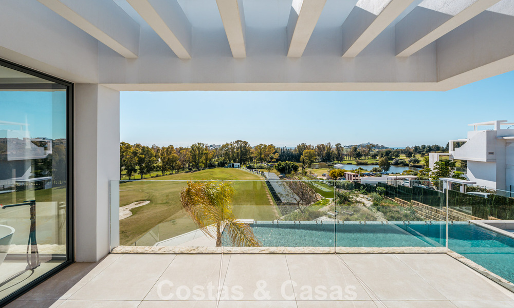 Ruime, modernistische luxevilla te koop met uitzicht op de golfbaan in Benahavis - Marbella 792517