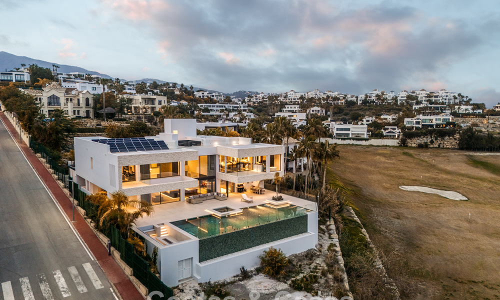 Ruime, modernistische luxevilla te koop met uitzicht op de golfbaan in Benahavis - Marbella 792551