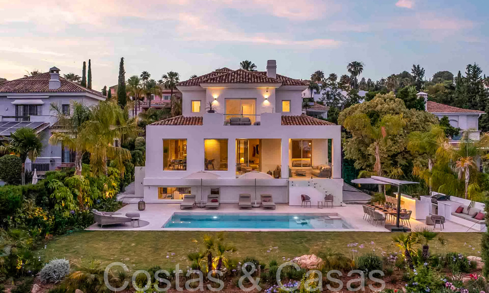 Prachtige gerenoveerde villa in eigentijdse mediterrane stijl te koop, grenzend aan de golfbaan in Benahavis - Marbella 69125