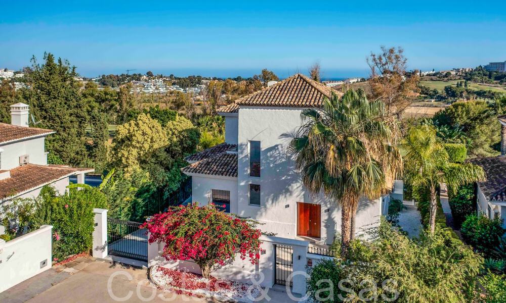Prachtige gerenoveerde villa in eigentijdse mediterrane stijl te koop, grenzend aan de golfbaan in Benahavis - Marbella 69128