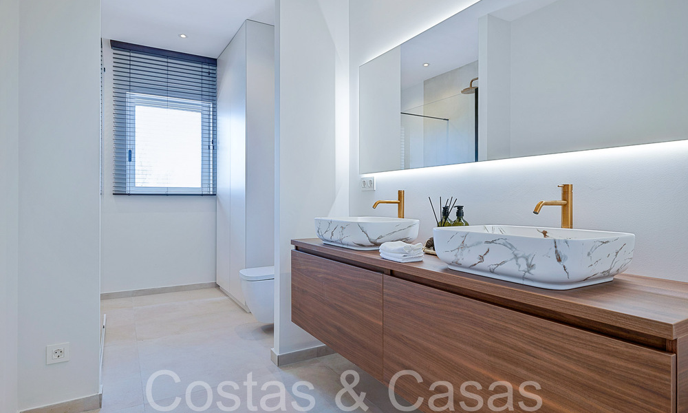 Prachtige gerenoveerde villa in eigentijdse mediterrane stijl te koop, grenzend aan de golfbaan in Benahavis - Marbella 69159