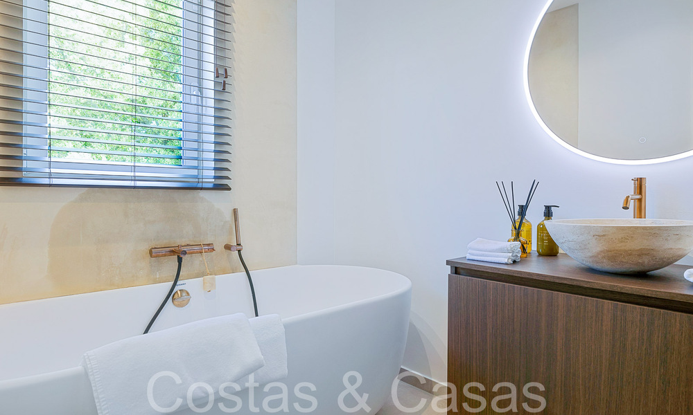 Prachtige gerenoveerde villa in eigentijdse mediterrane stijl te koop, grenzend aan de golfbaan in Benahavis - Marbella 69180