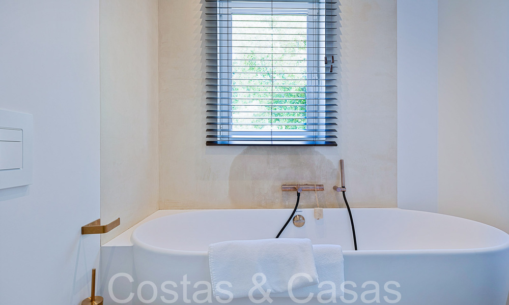 Prachtige gerenoveerde villa in eigentijdse mediterrane stijl te koop, grenzend aan de golfbaan in Benahavis - Marbella 69181