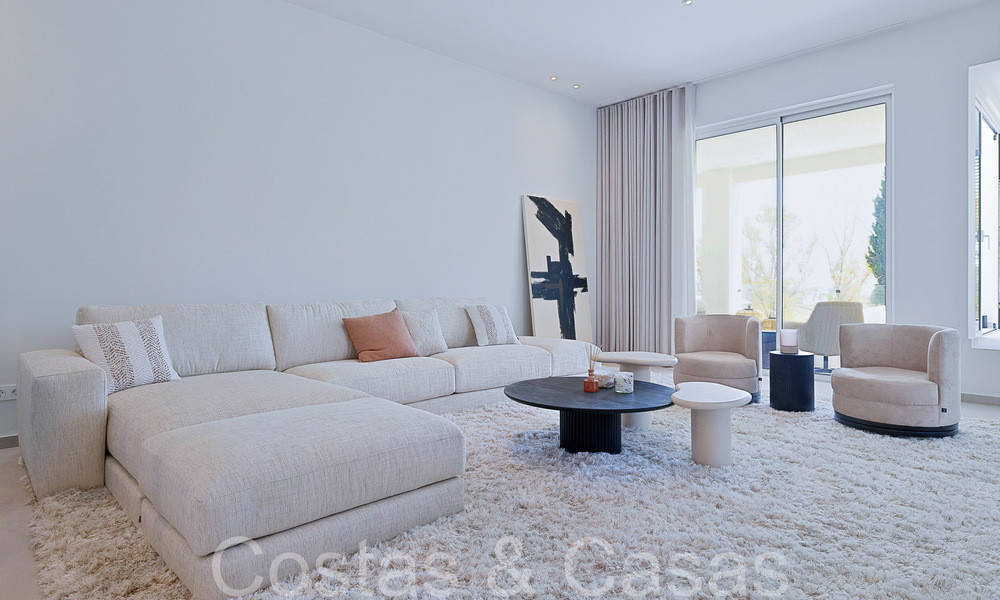 Prachtige gerenoveerde villa in eigentijdse mediterrane stijl te koop, grenzend aan de golfbaan in Benahavis - Marbella 69190