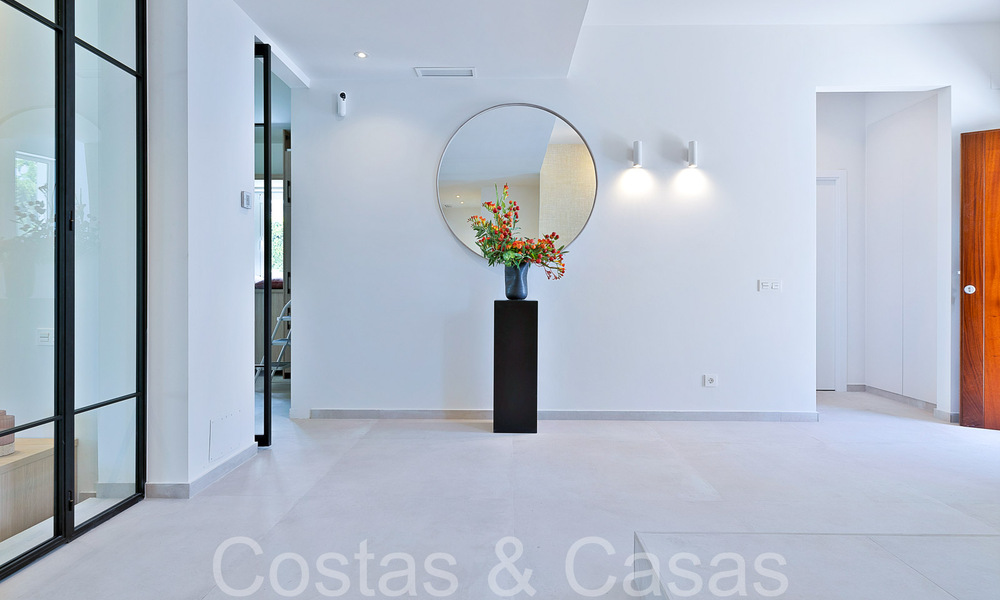 Prachtige gerenoveerde villa in eigentijdse mediterrane stijl te koop, grenzend aan de golfbaan in Benahavis - Marbella 69192
