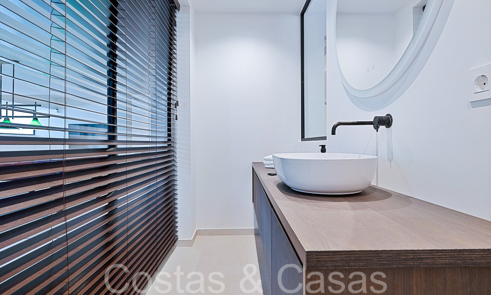 Prachtige gerenoveerde villa in eigentijdse mediterrane stijl te koop, grenzend aan de golfbaan in Benahavis - Marbella 69198