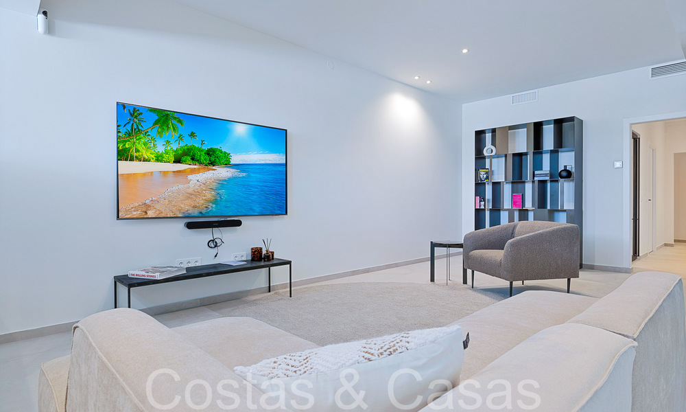 Prachtige gerenoveerde villa in eigentijdse mediterrane stijl te koop, grenzend aan de golfbaan in Benahavis - Marbella 69203