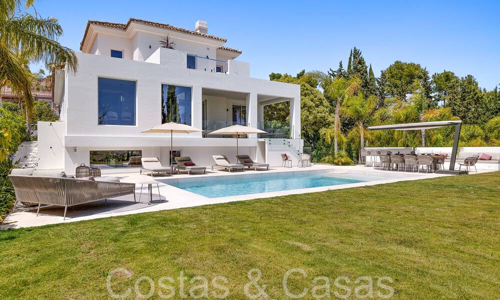 Prachtige gerenoveerde villa in eigentijdse mediterrane stijl te koop, grenzend aan de golfbaan in Benahavis - Marbella 69223