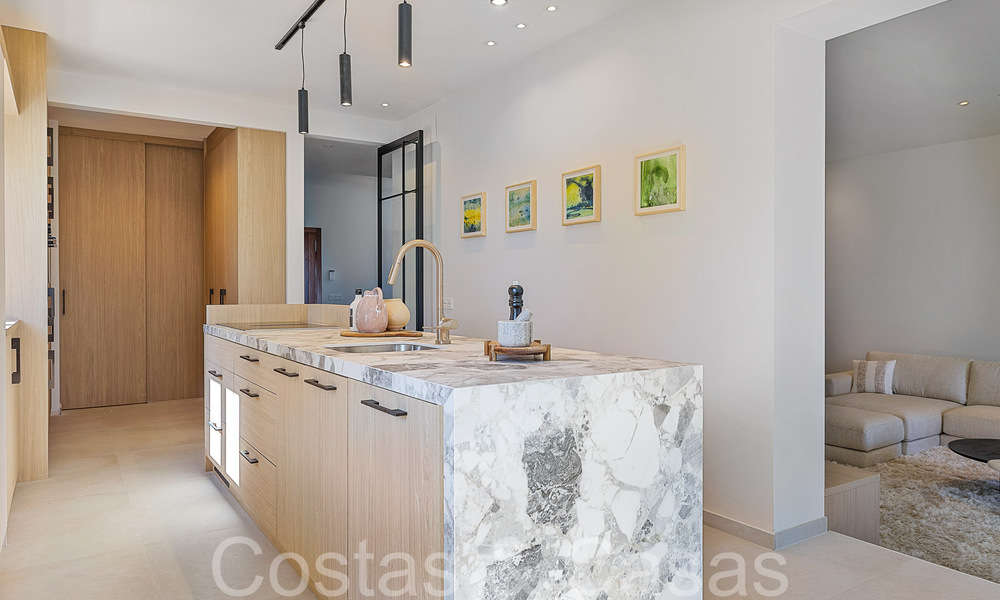 Prachtige gerenoveerde villa in eigentijdse mediterrane stijl te koop, grenzend aan de golfbaan in Benahavis - Marbella 69234