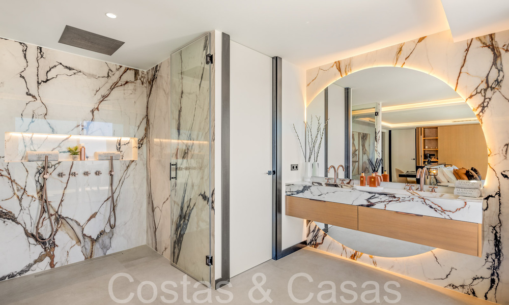 Eersteklas duplex penthouse met panoramisch zeezicht en eigen dompelbad te koop in Nueva Andalucia, Marbella 69443