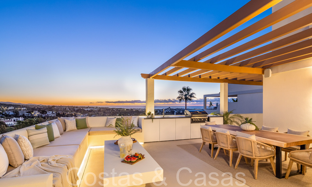 Eersteklas duplex penthouse met panoramisch zeezicht en eigen dompelbad te koop in Nueva Andalucia, Marbella 69453