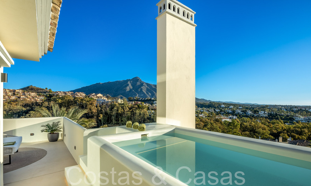 Eersteklas duplex penthouse met panoramisch zeezicht en eigen dompelbad te koop in Nueva Andalucia, Marbella 69458