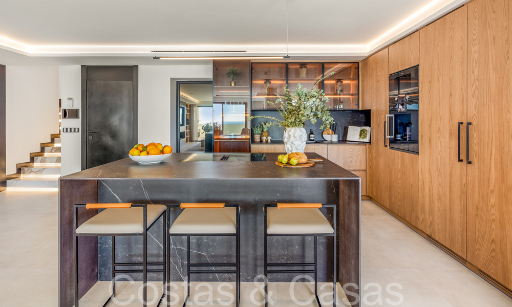 Eersteklas duplex penthouse met panoramisch zeezicht en eigen dompelbad te koop in Nueva Andalucia, Marbella 69468