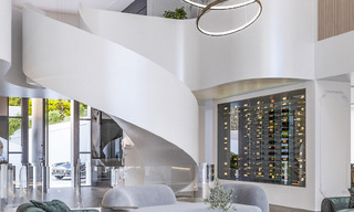 Majestueuze, klassiek-Andalusische luxevilla te koop in het exclusieve Cascada de Camojan in Marbella 69500 